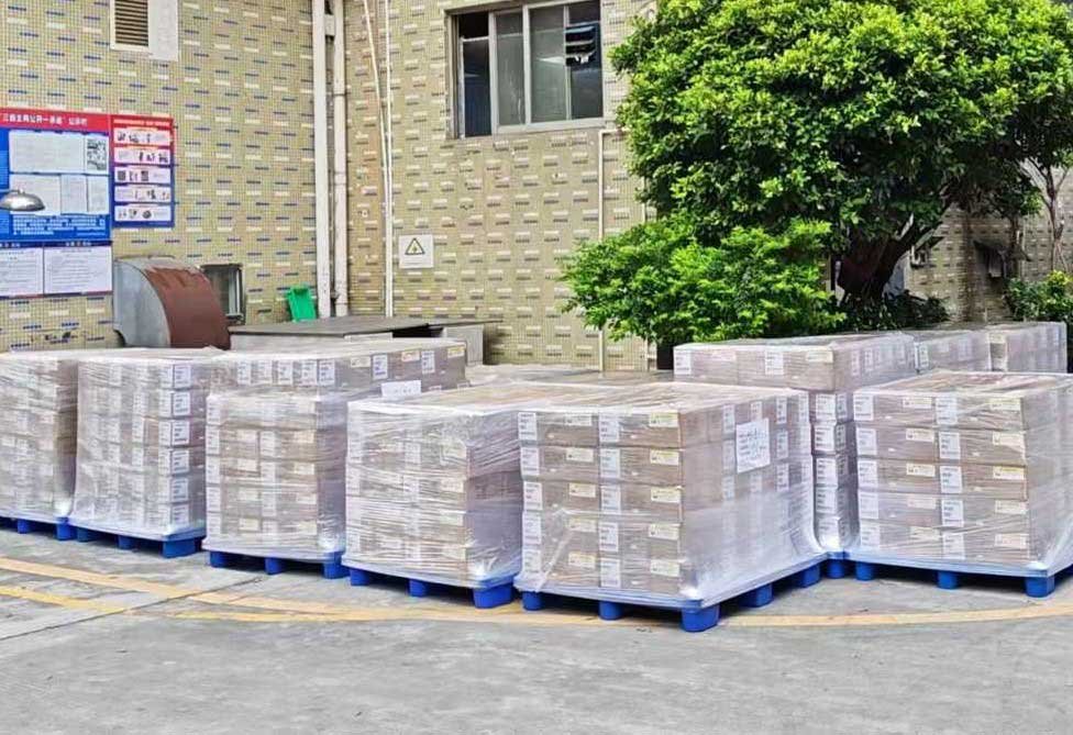 Cartons emballés prêts à l'expédition