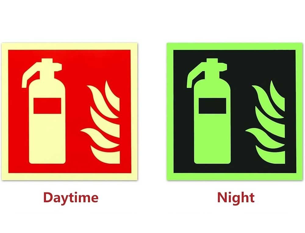 Signalisation photoluminescente d'urgence pour faible luminosité, véhicule et mur